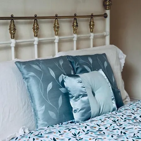 A Peaceful Double Bedroom In Leeds Pansiyon *