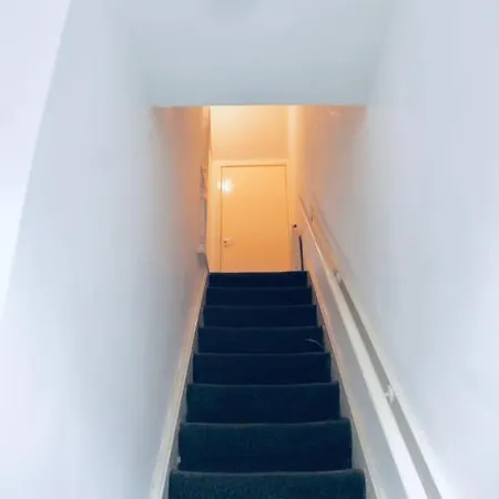 A Peaceful Double Bedroom In Leeds ليدز