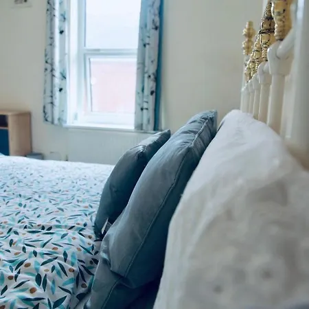 A Peaceful Double Bedroom In Leeds Pansiyon *