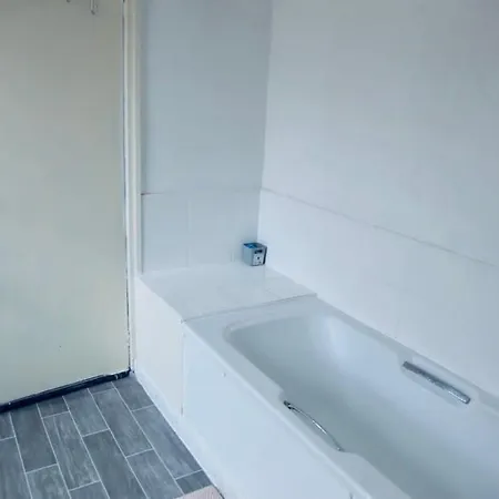A Peaceful Double Bedroom In Leeds ليدز