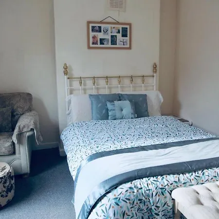 A Peaceful Double Bedroom In Leeds Homestay *